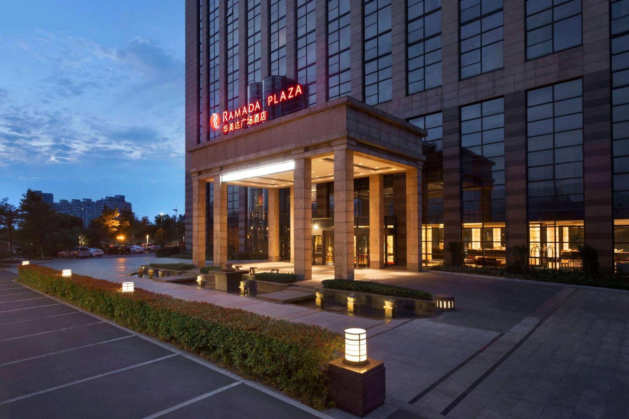 Ramada Plaza Lianyungang Hotel Bagian luar foto