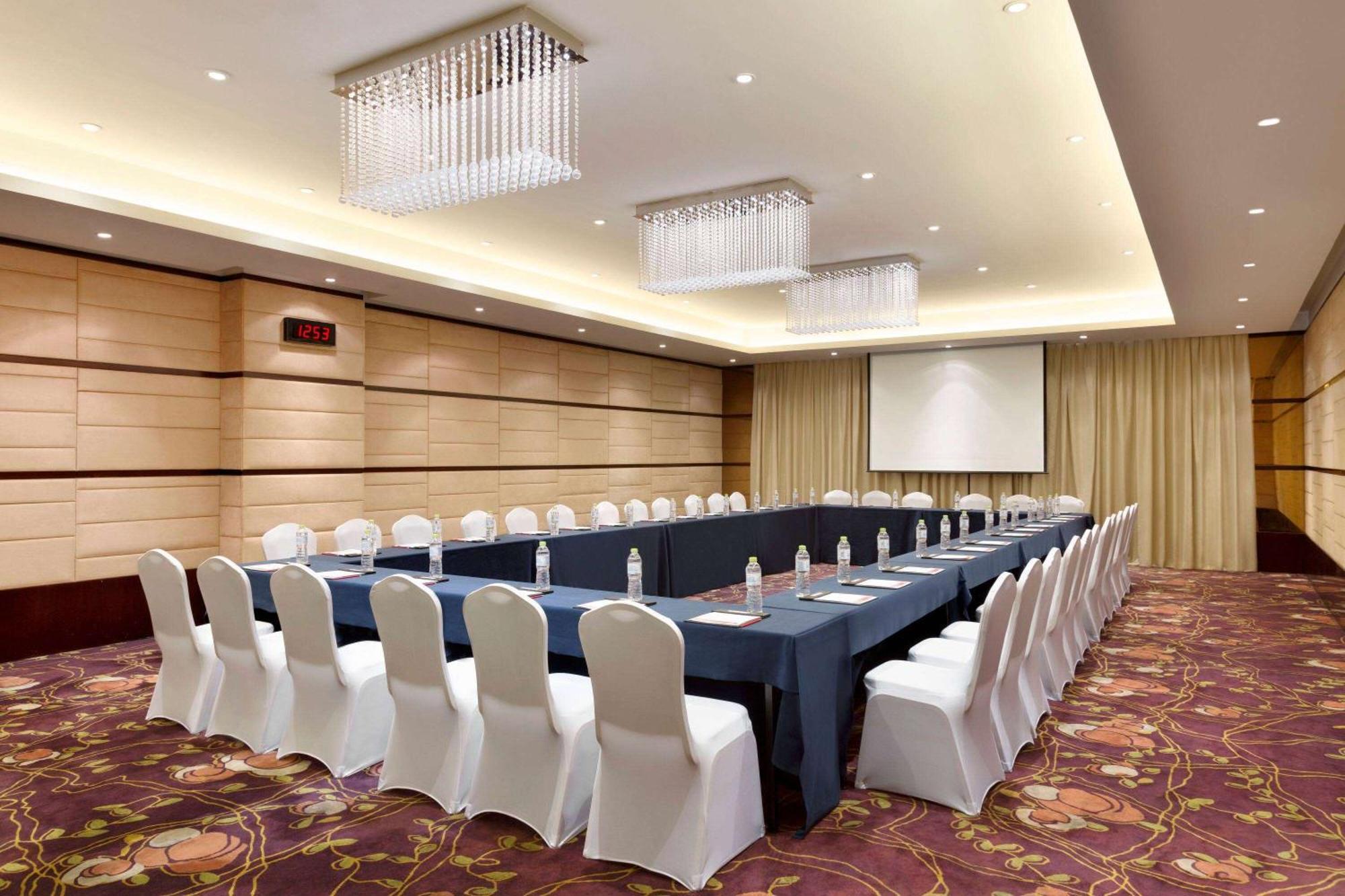 Ramada Plaza Lianyungang Hotel Bagian luar foto
